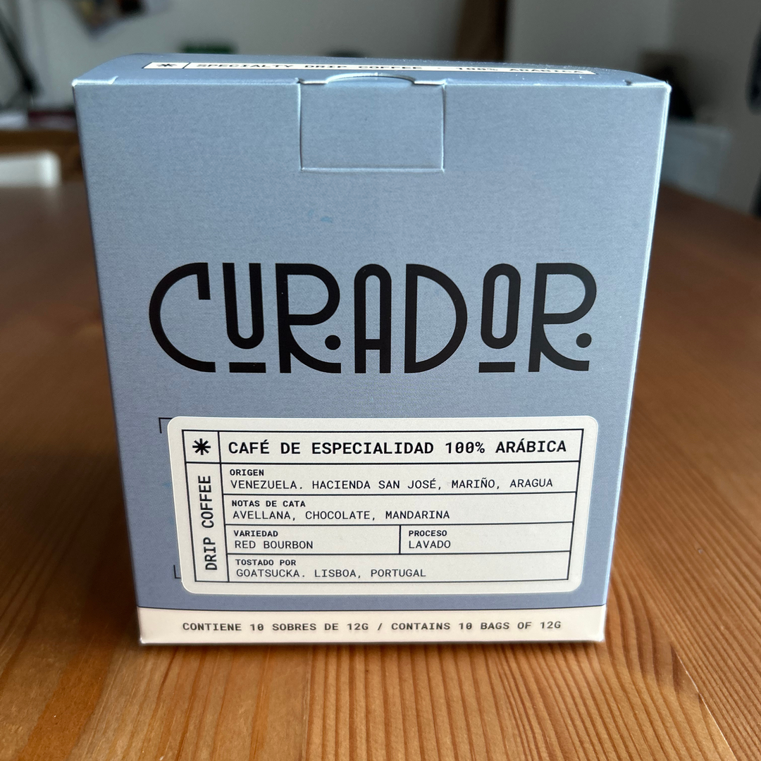 Drip bags de café de especialidad Curador con 10 sobres individuales, trazabilidad directa, empaques compostables, y perfiles sensoriales únicos.