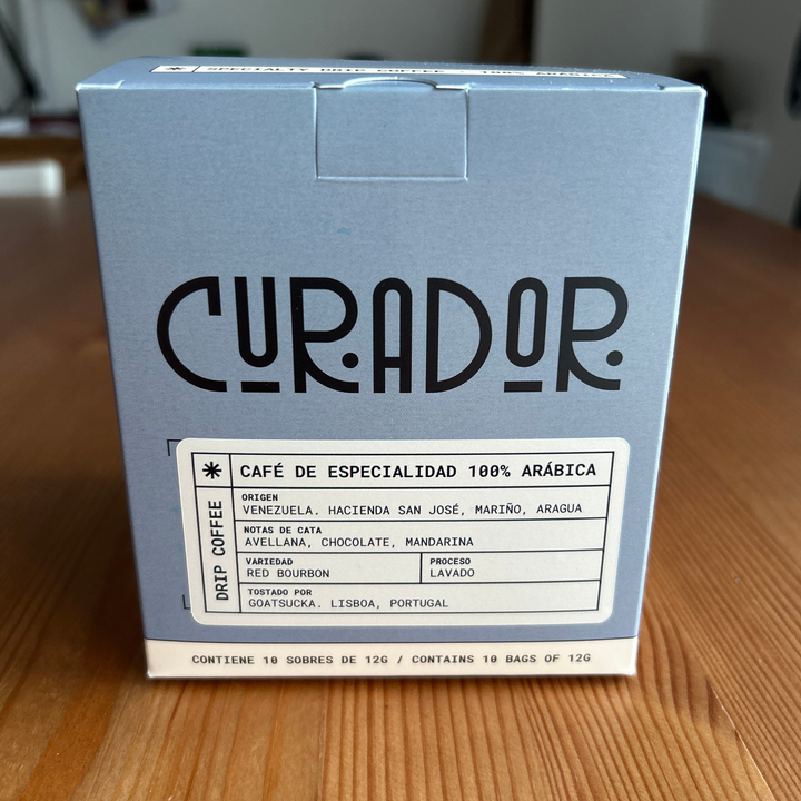 Drip bags de café de especialidad Curador con 10 sobres individuales, trazabilidad directa, empaques compostables, y perfiles sensoriales únicos.
