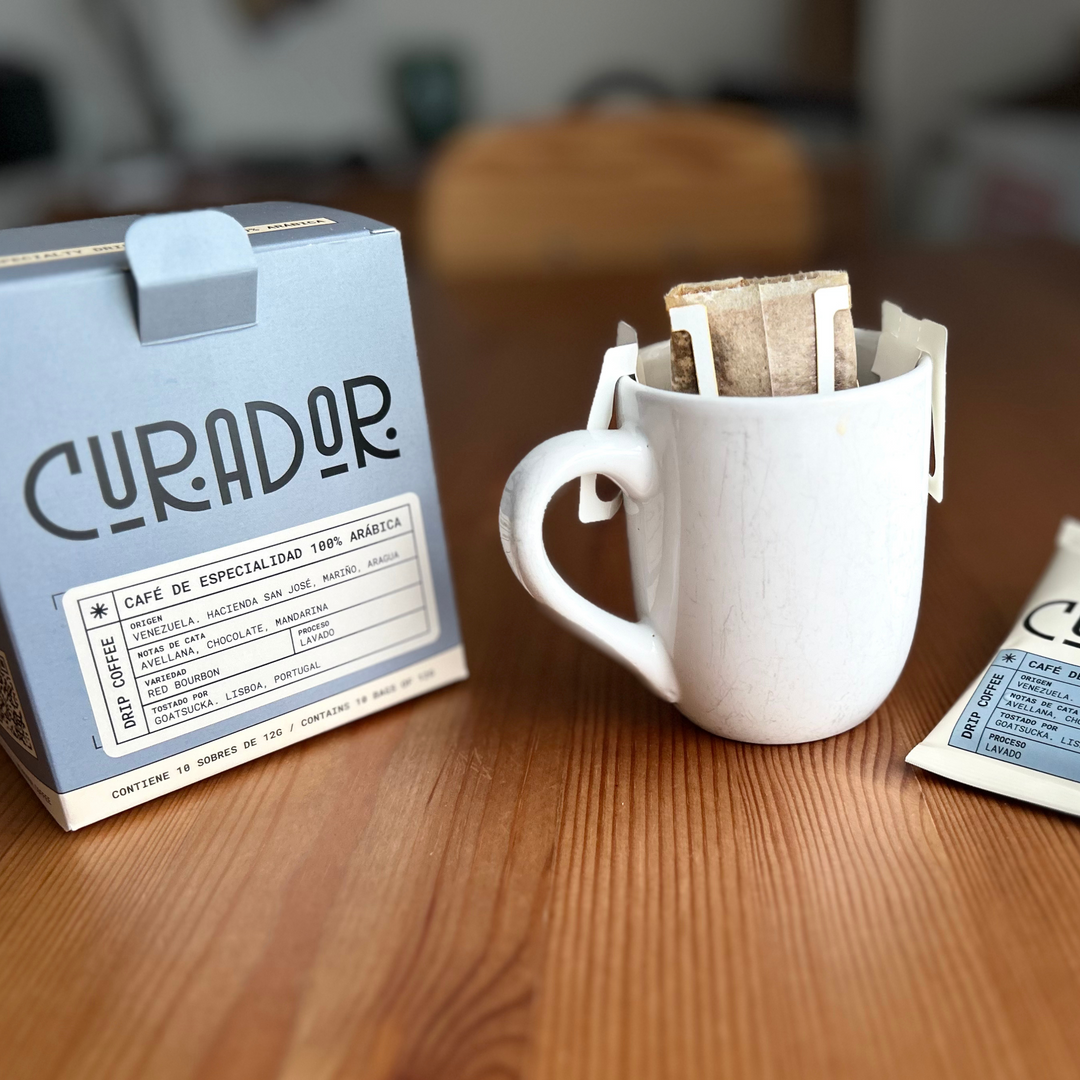 Drip bags de café de especialidad Curador en taza, diseño para viajeros y amantes del café limpio.