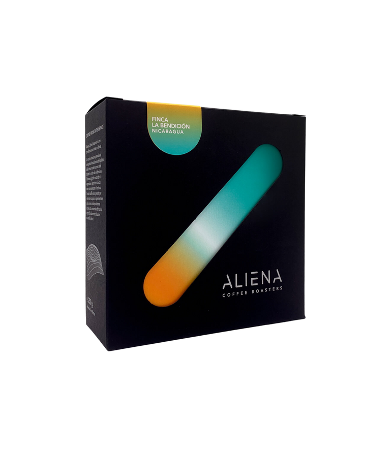 Paquete de café Nicaragua La Bendición de Aliena Coffee Roasters con diseño moderno y colores degradados, notas florales, mango y bálsamo de menta, ideal para V60, Chemex, Aeropress y Kalita.