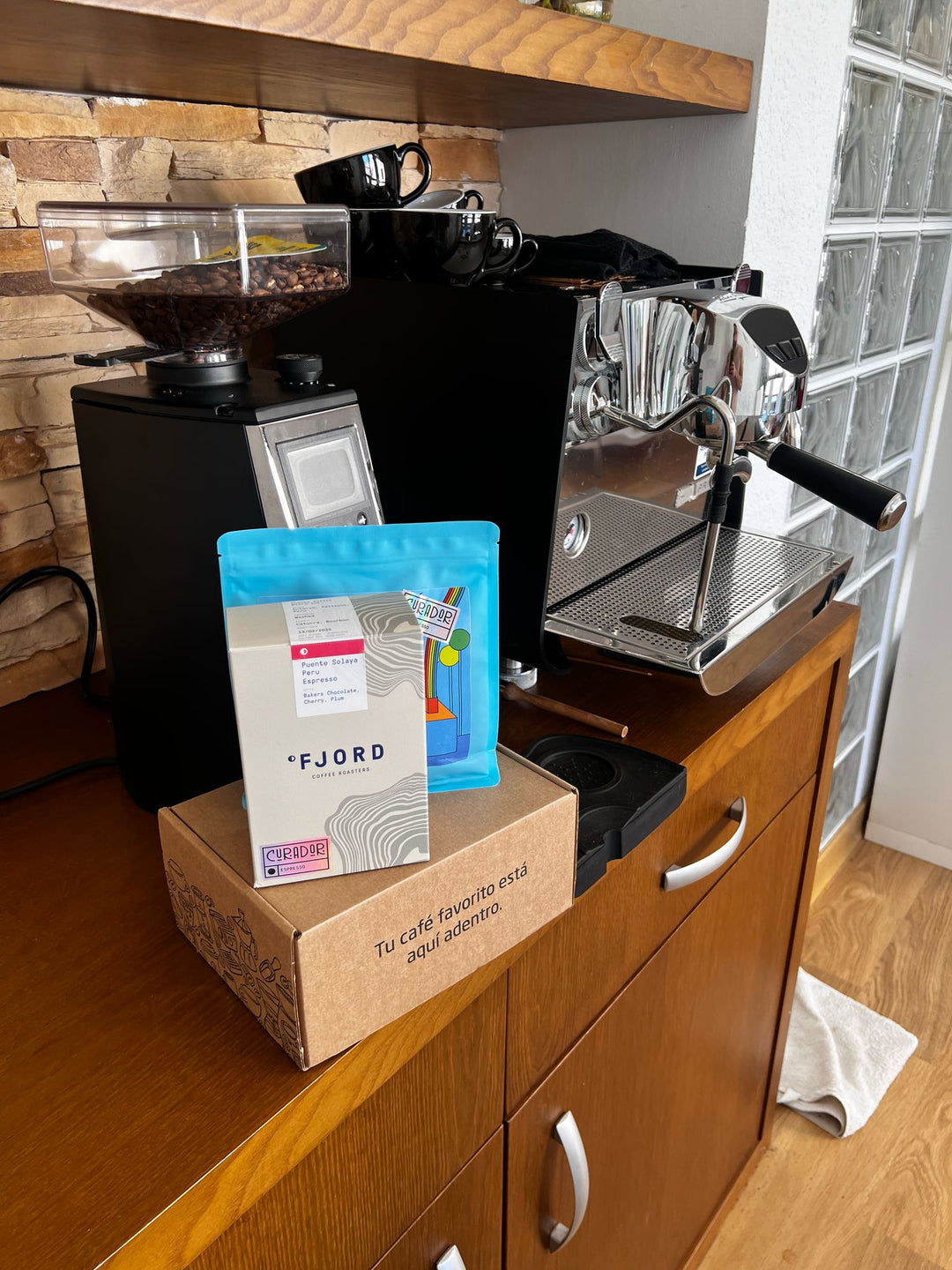 Suscripción mensual de café de especialidad en granos para métodos personalizados de preparación, acompañada de molinillo y máquina de espresso.