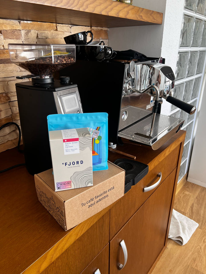 Suscripción mensual de café de especialidad en granos para métodos personalizados de preparación, acompañada de molinillo y máquina de espresso.