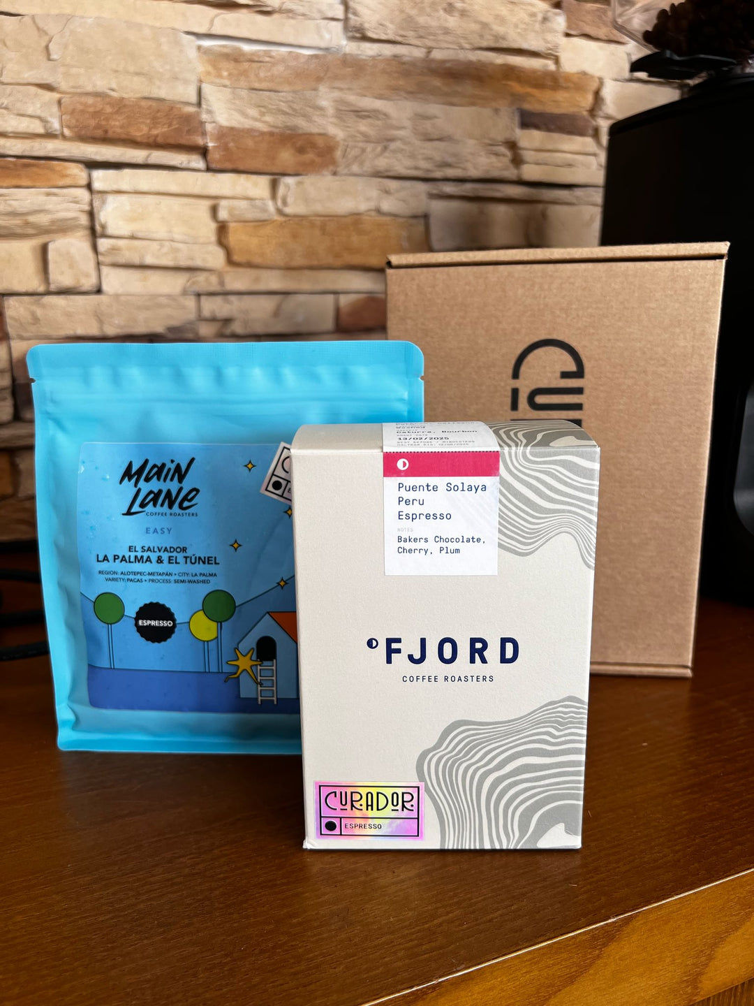 Caja de suscripción Curador con café de especialidad en granos y molido, selección personalizada mensual.
