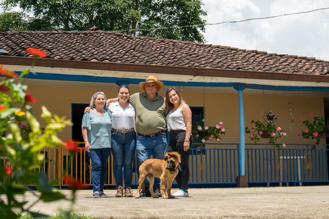 Familia en finca colombiana Patio Bonito, caficultura sostenible y cata de cafés de especialidad