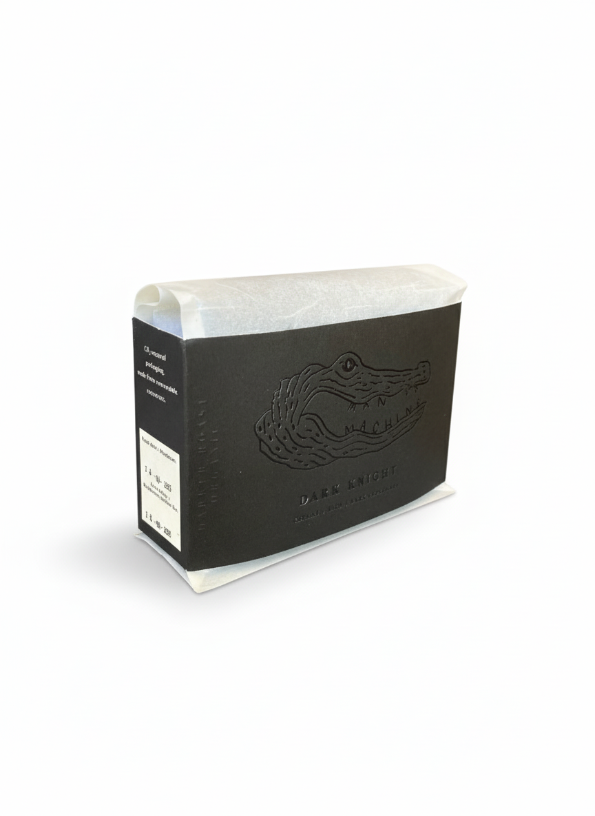 Café Peru Organico Dark Knight tostado en Alemania con notas de chocolate negro y caramelo, ideal para espresso y prensa francesa.