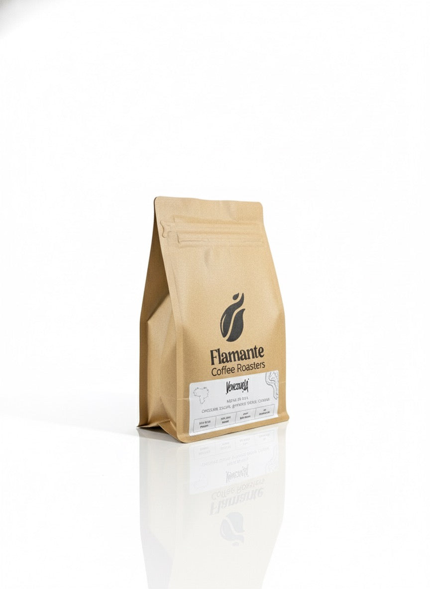 Paquete de café Venezuela Villanueva de Flamante Coffee Roasters con notas de chocolate oscuro, pimienta blanca y cerezas.