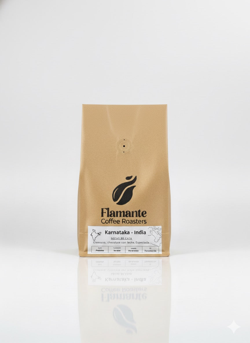 Bolsa de café India Karnataka de Flamante Coffee Roasters con notas de chocolate con leche y especias, ideal para espresso y prensa francesa.