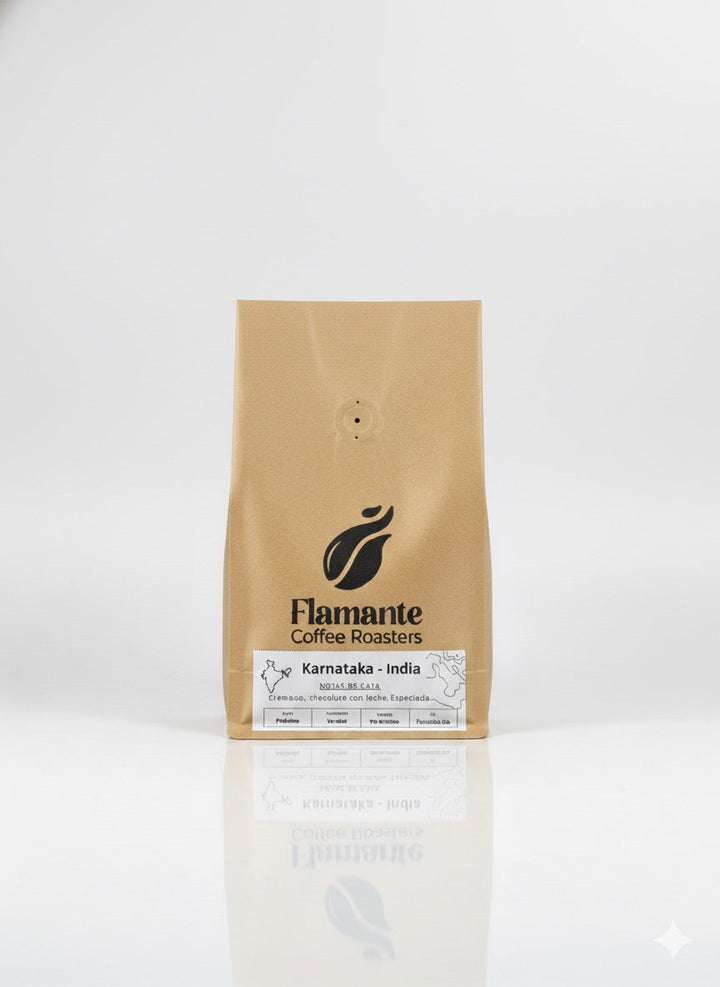 Bolsa de café India Karnataka de Flamante Coffee Roasters con notas de chocolate con leche y especias, ideal para espresso y prensa francesa.