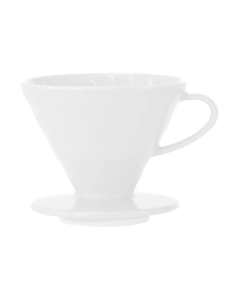 V60 dripper de cerámica blanca para preparar café manual con capacidad de 1 a 4 tazas y diseño en espiral.