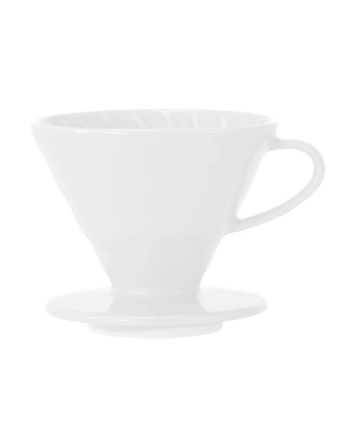 V60 dripper de cerámica blanca para preparar café manual con capacidad de 1 a 4 tazas y diseño en espiral.