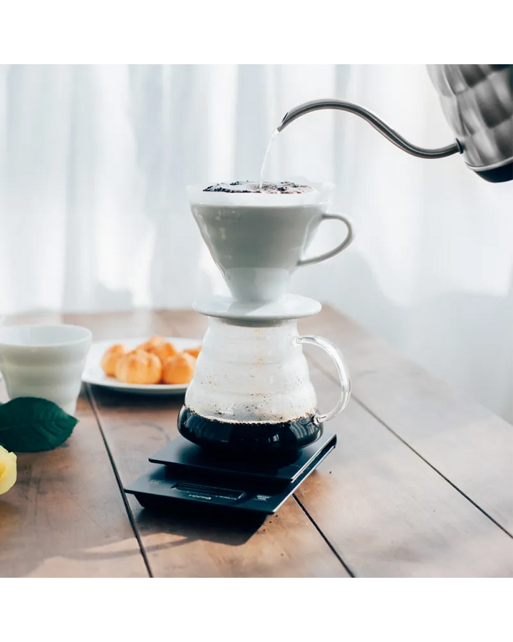V60 Cono de cerámica blanca Hario para preparar café manual con diseño en espiral y capacidad de 1 a 4 tazas