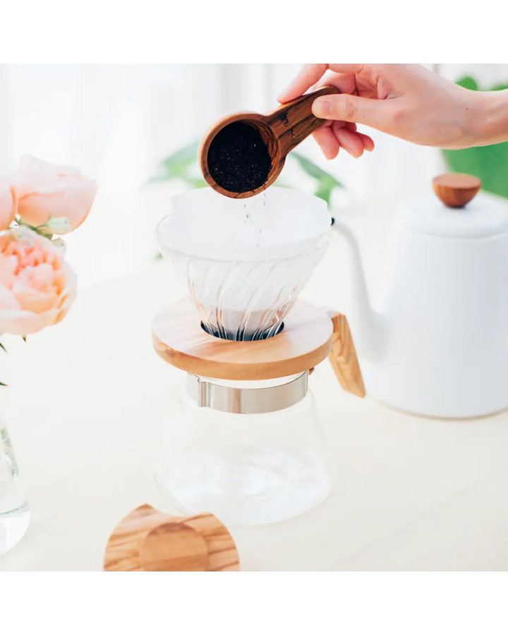Cafetera V60 Dripper de vidrio con base de madera para café filtrado, capacidad para 4 tazas, diseño elegante y funcional.